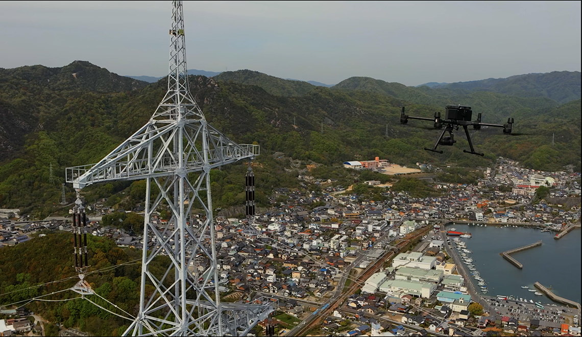日本一高い送電鉄塔にかかる海峡横断部の送電線点検